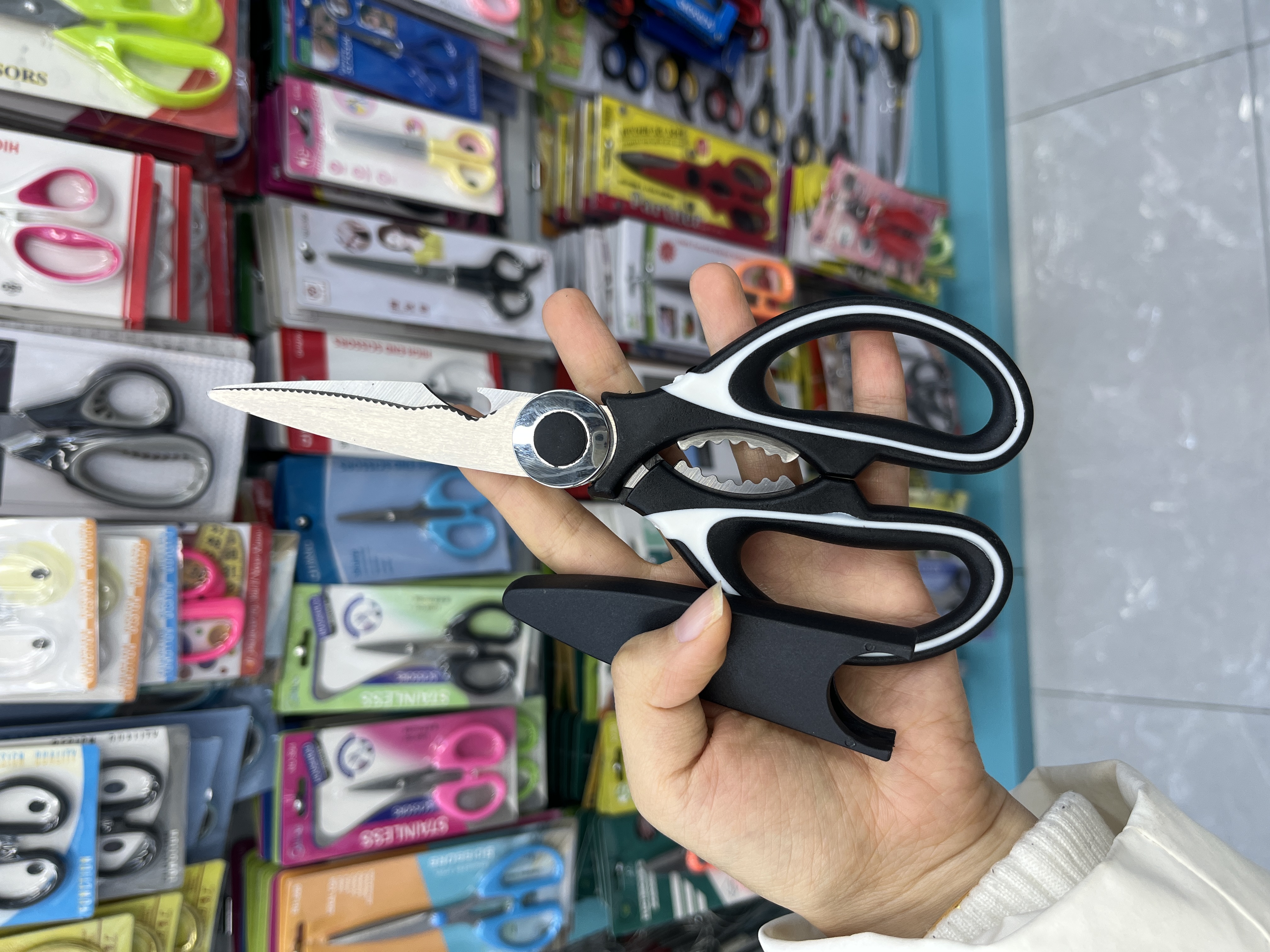 Multi-functional kitchen scissors, daily necessities, multi-functional scissors, household cutting, paper-cutting, vegetable cutting scissors detail image 2