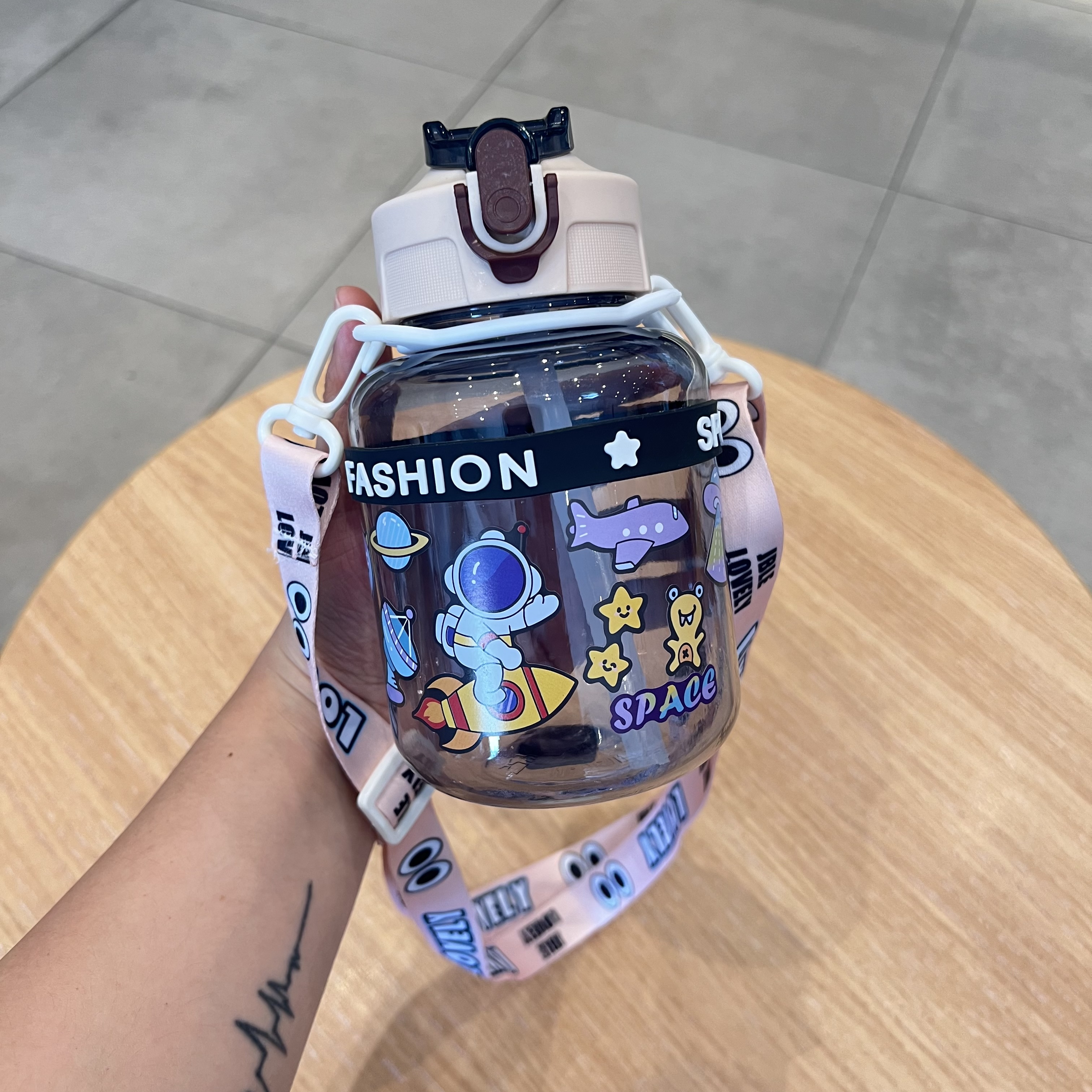 Hot-selling tonnage cups, cute straw cups, sports water bottles, outdoor water cups, large-capacity portable, leak-proof design undefined