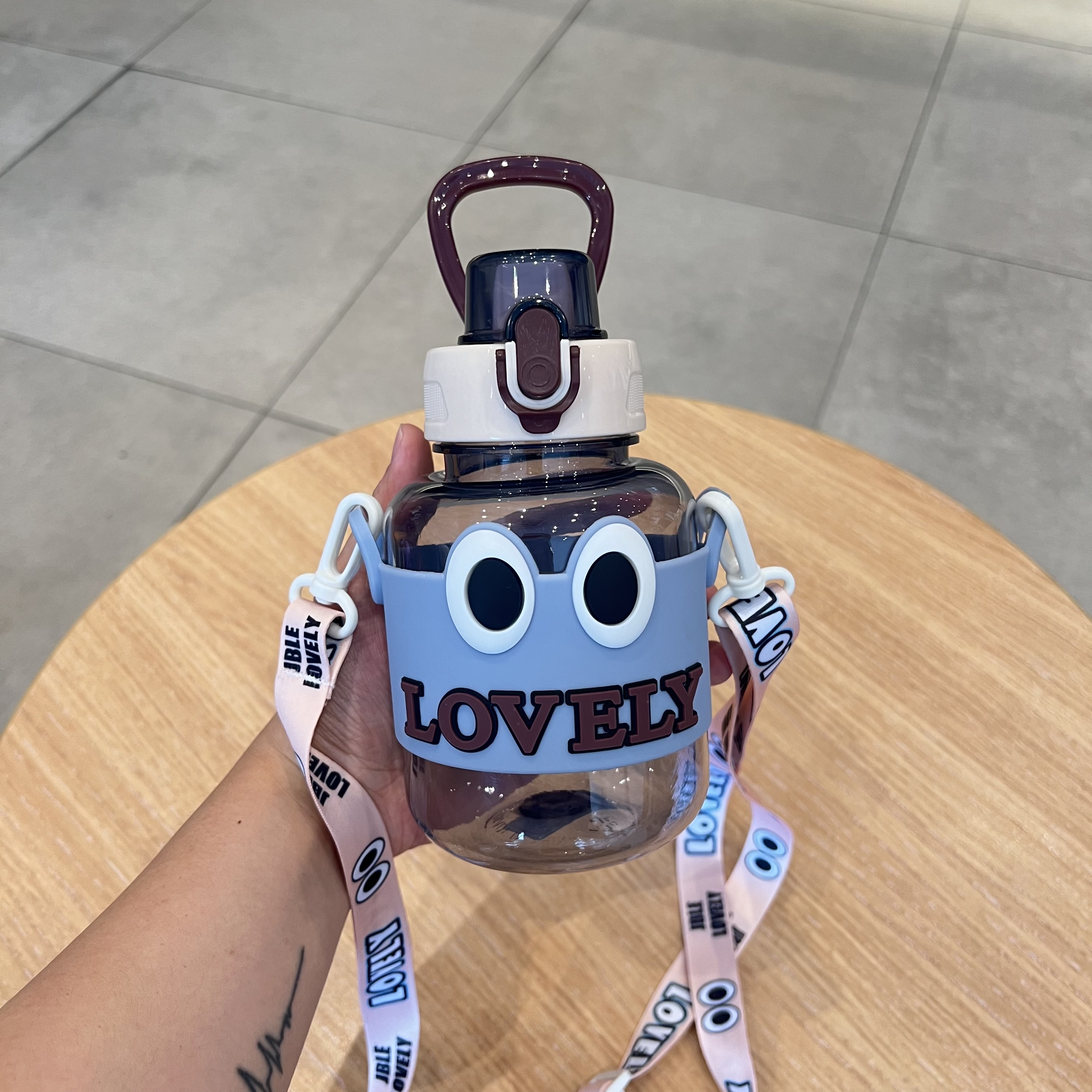 Hot-selling tonnage cups, cute straw cups, sports water bottles, outdoor water cups, large-capacity portable, leak-proof design undefined