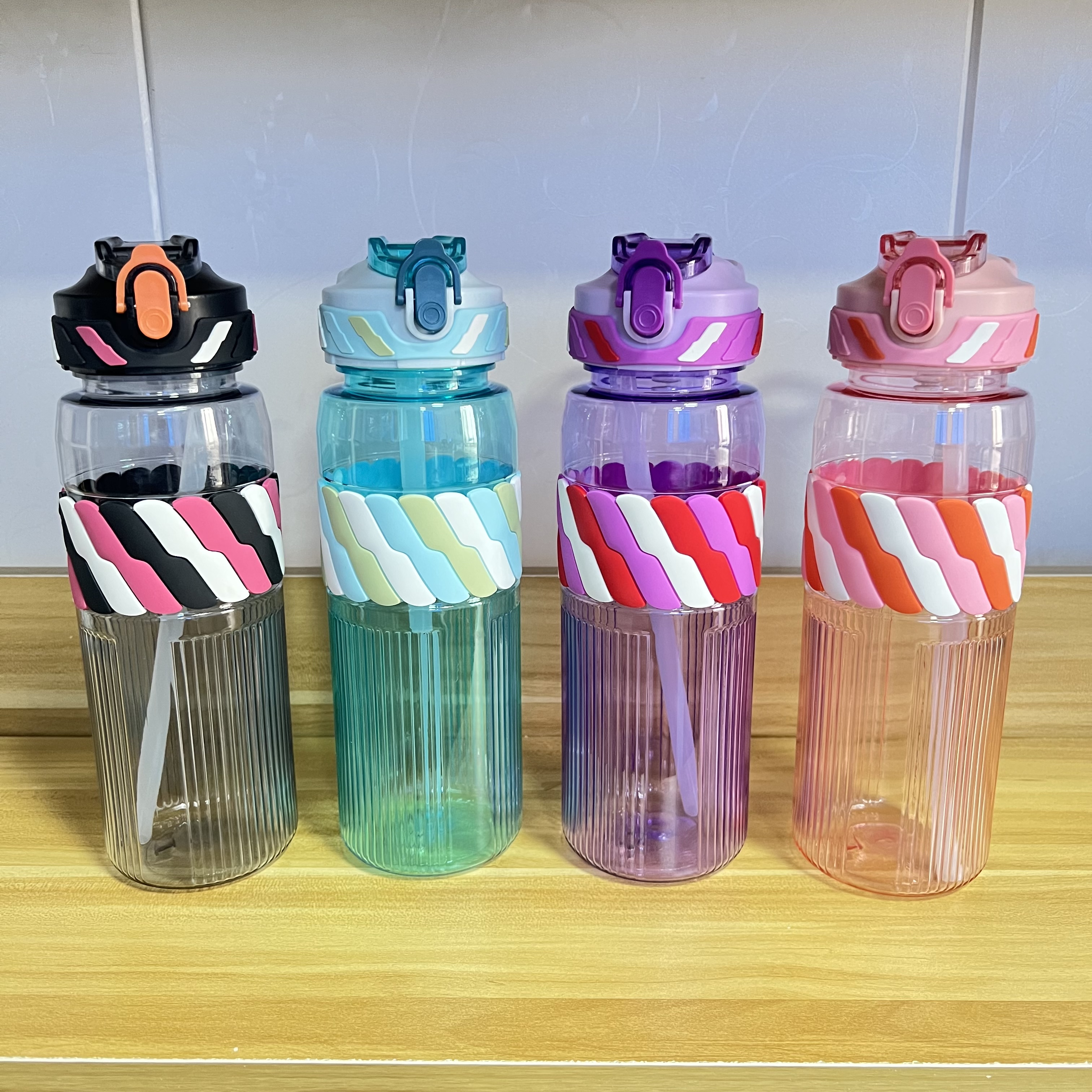 The manufacturer's new best-selling sports water bottle, outdoor portable straw cup, 700ml large-capacity leak-proof baffle, lightweight and durable Application Scenario