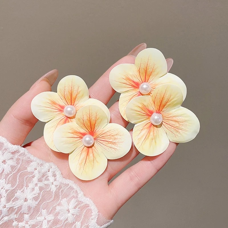 Fresh, sweet and realistic double flower hair clips, girl's forehead broken hair clips, side duckbill clips, headwear and hair clips Application Scenario