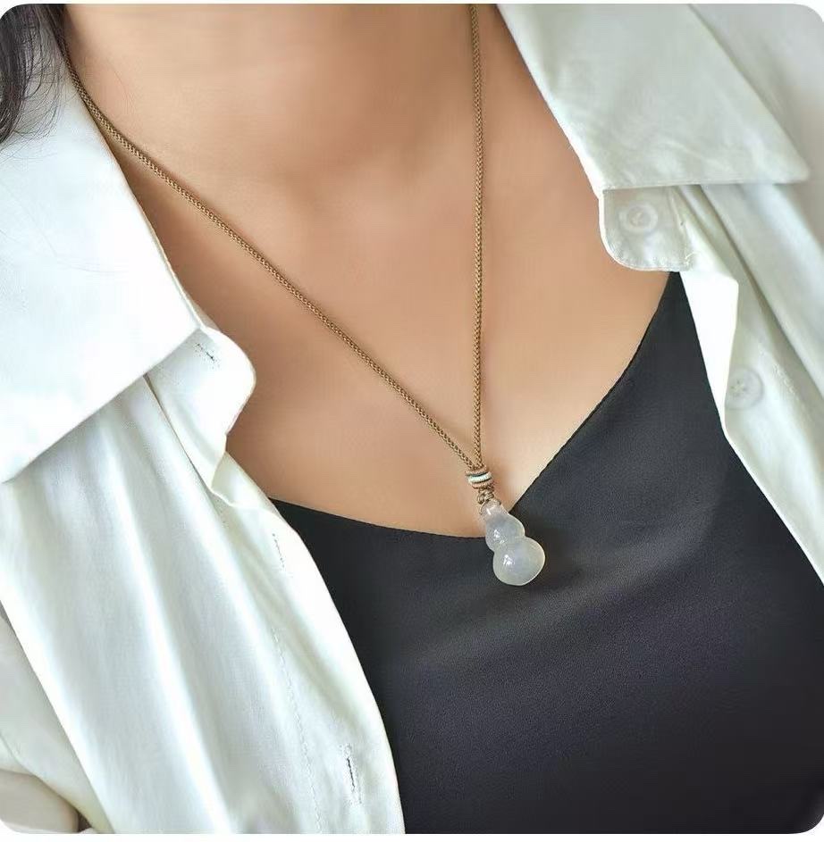 Ice-type chalcedony gourd pendant, crystal agate, ice-transparent gourd neck pendant, men's and women's accessories, Fortune and prosperity agate jade pendant, jade accessories, peace and good fortune pendant Item Picture