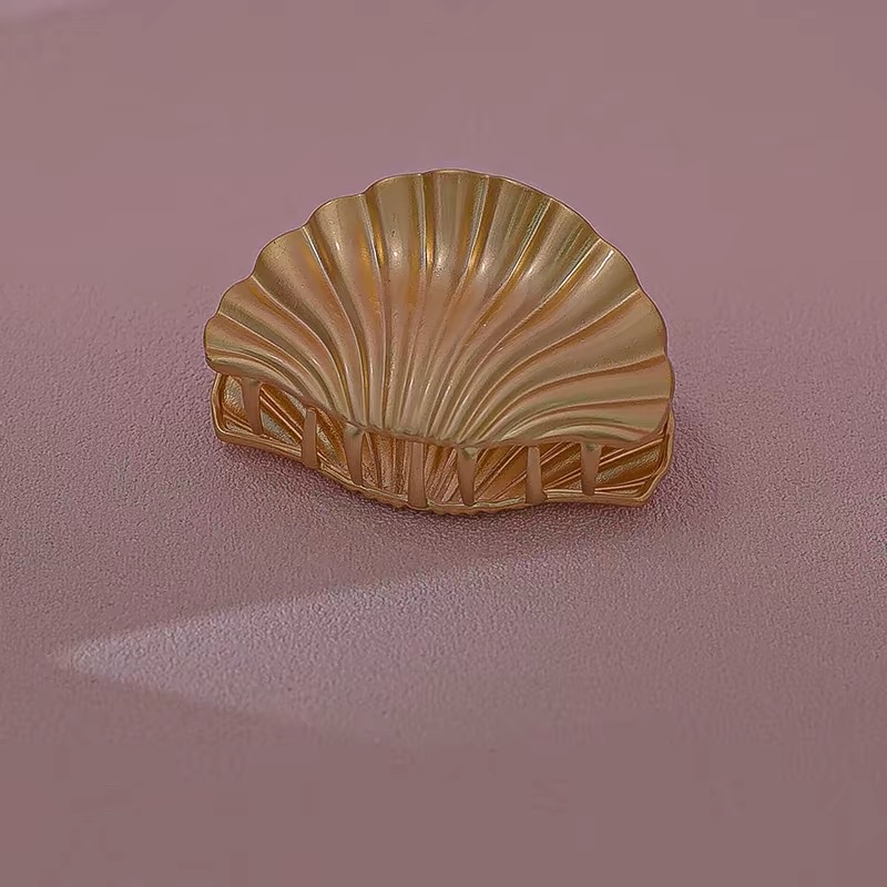 "Sea Shell" Hair Grabber small female hair clip, new high ponytail hair volume, simple metal style shark clip Application Scenario