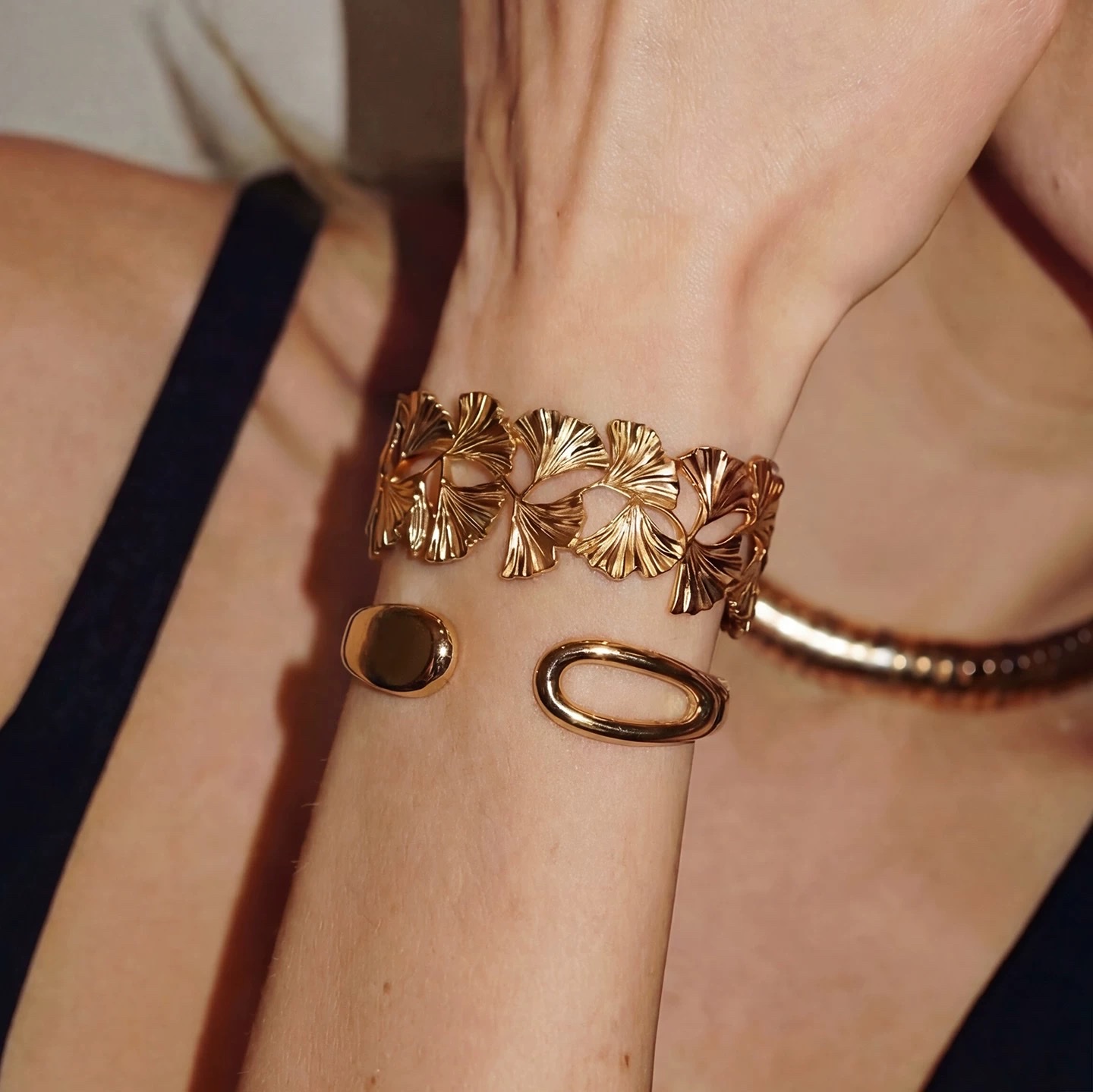Open golden Ginkgo flower bracelet for women 2026 New style, high-end, light luxury, niche, exquisite, beautiful and unique jewelry Application Scenario