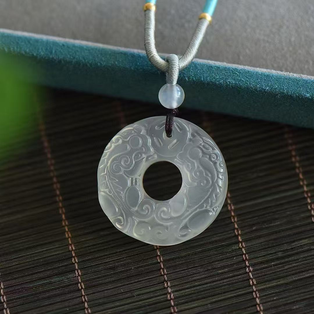 Natural agate wealth-attracting double PI Xiu peace pendant, ice-transparent men's and women's green chalcedony PI qiu necklace jade ring pendant details Picture