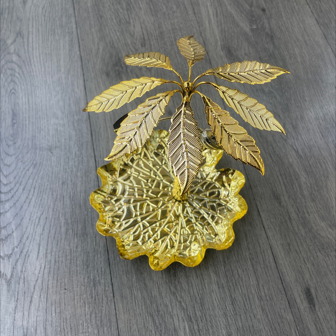 Middle Eastern home living room snack decoration nut plate, golden leaf texture snack plate, alloy handicraft snack plate details Picture