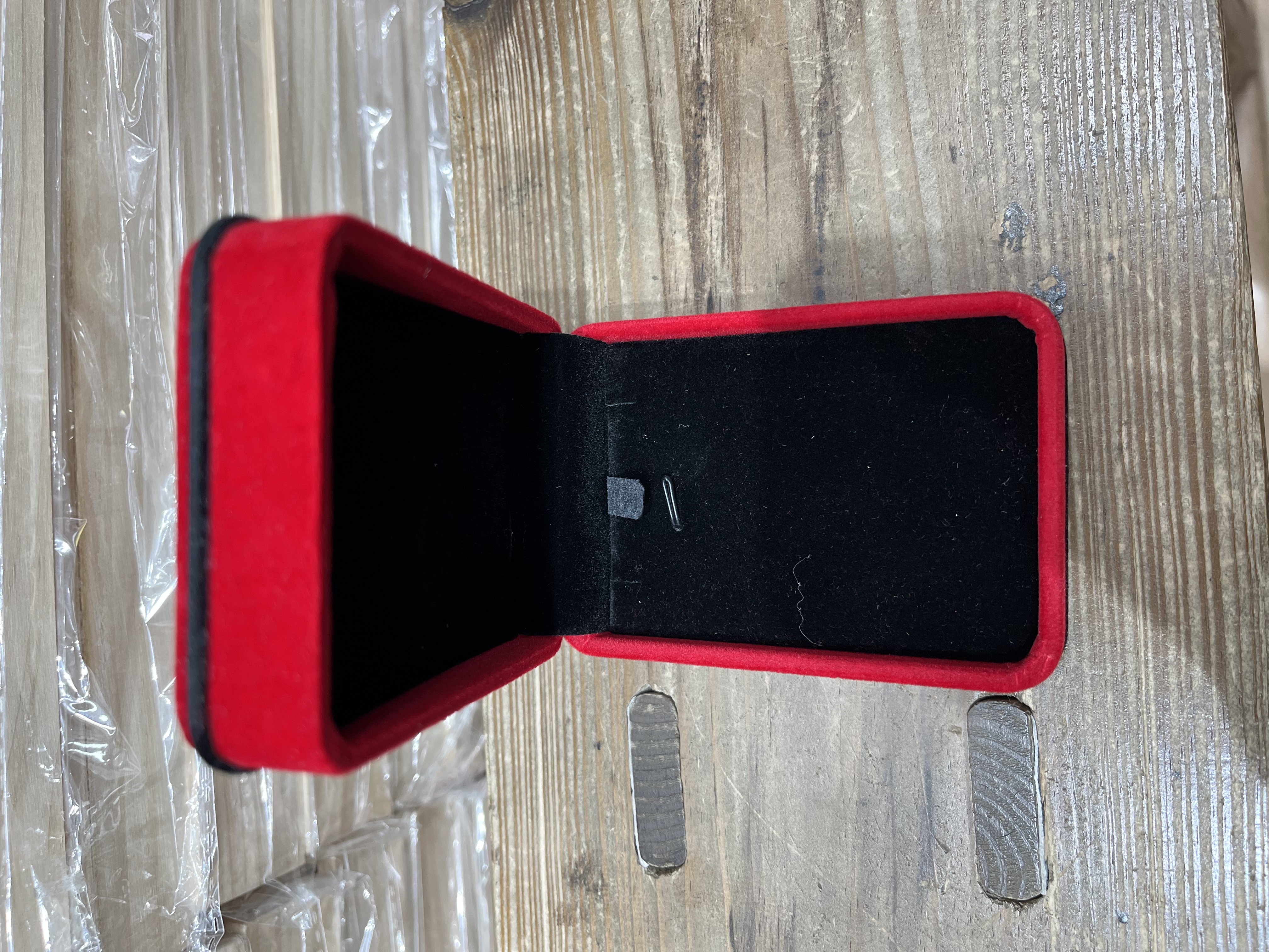 红色黑边圆角吊坠绒盒
#首饰盒包装盒#吊坠盒#饰品盒