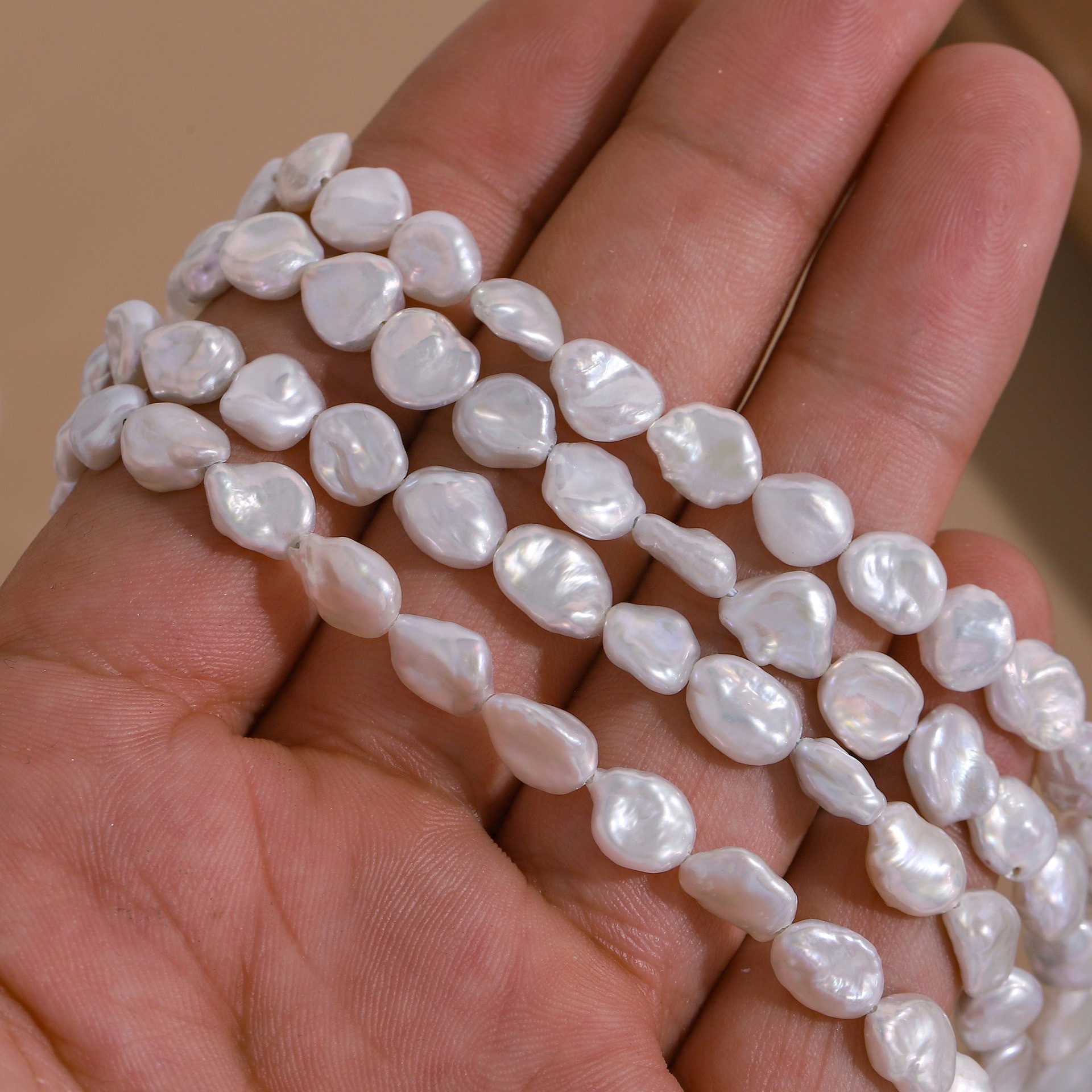 High cost-performance 6-7mm silver and blue light petal regenerated beads, high-quality, strong light and dazzling diy handcrafted material decorative accessories, handcrafted material jewelry accessories, multiple colors to choose from, rice bead accessories Application Scenario