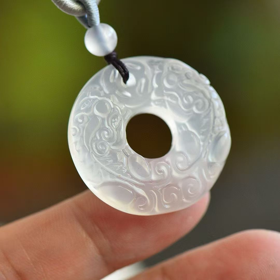 Natural agate wealth-attracting double PI Xiu peace pendant, ice-transparent men's and women's green chalcedony PI qiu necklace jade ring pendant Specification image