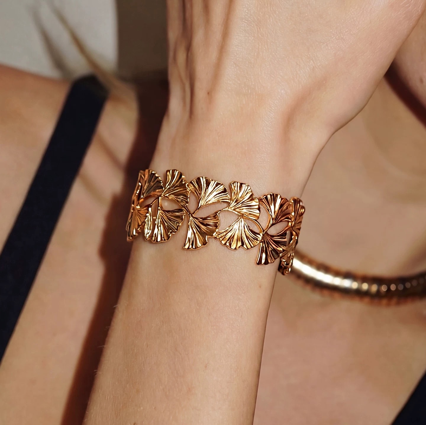 Open golden Ginkgo flower bracelet for women 2026 New style, high-end, light luxury, niche, exquisite, beautiful and unique jewelry Item Picture