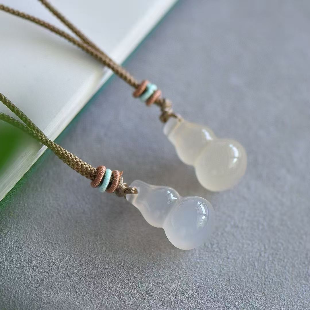 Ice-type chalcedony gourd pendant, crystal agate, ice-transparent gourd neck pendant, men's and women's accessories, Fortune and prosperity agate jade pendant, jade accessories, peace and good fortune pendant Specification image