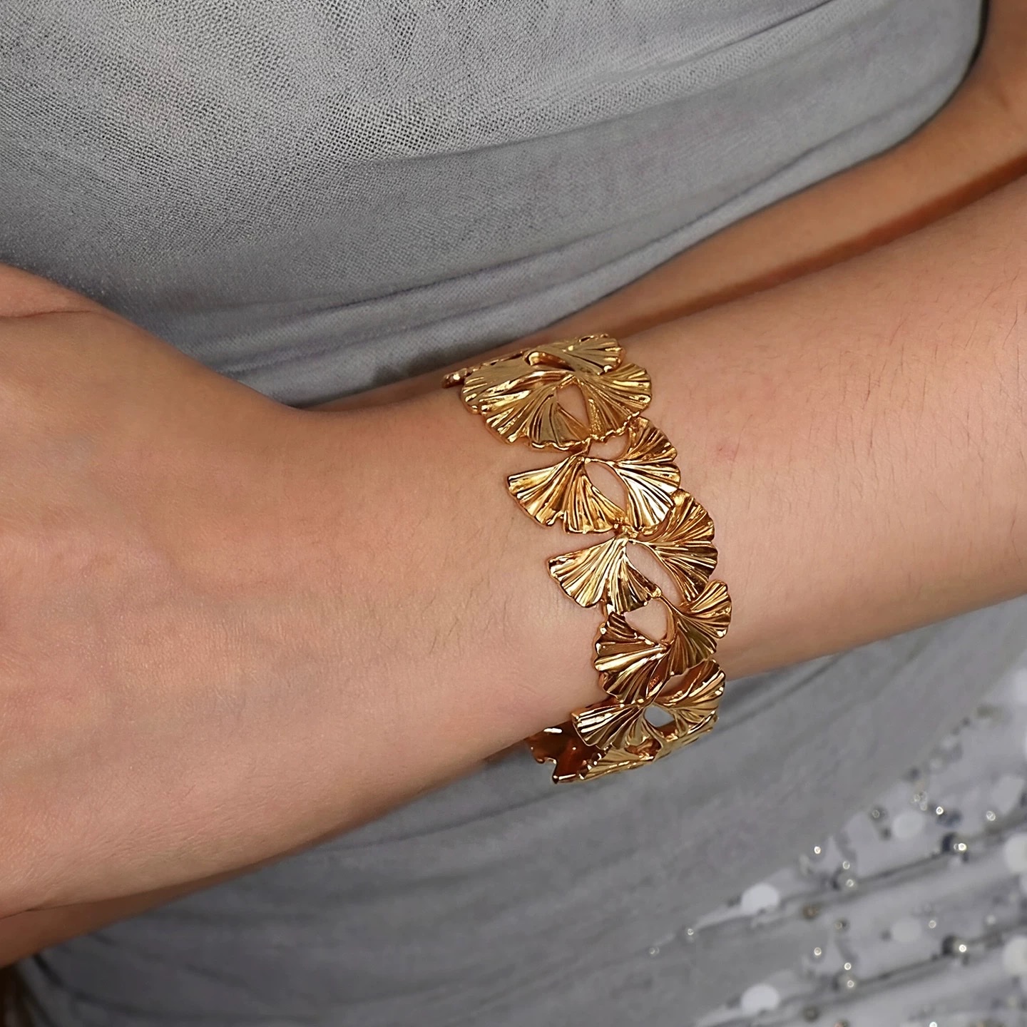 Open golden Ginkgo flower bracelet for women 2026 New style, high-end, light luxury, niche, exquisite, beautiful and unique jewelry detail image 2