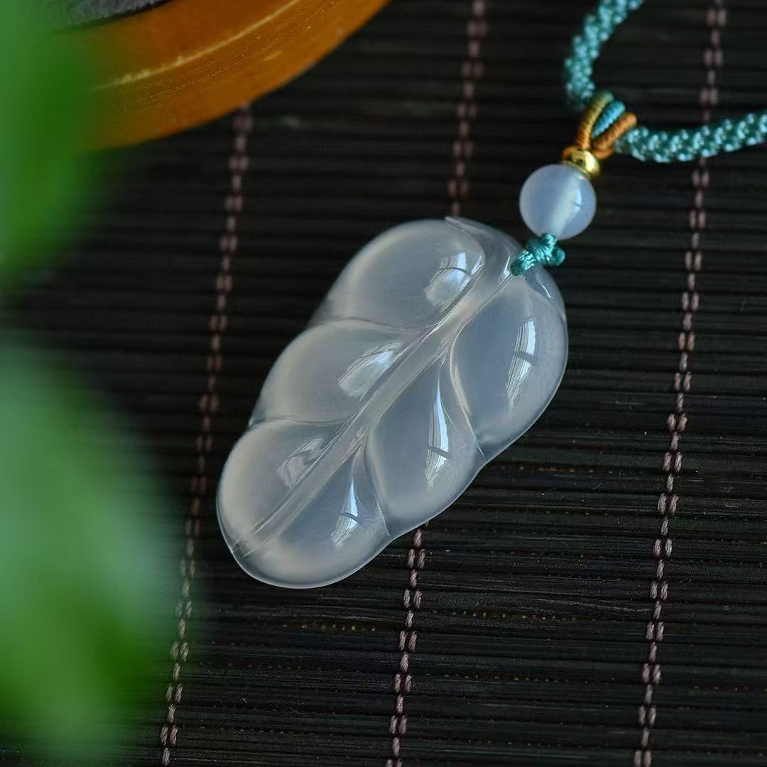 Ice type white chalcedony leaf pendant for men and women, Golden Branch and Jade leaf necklace, jade pendant pendant, agate leaf New Chinese-style pendant Application Scenario
