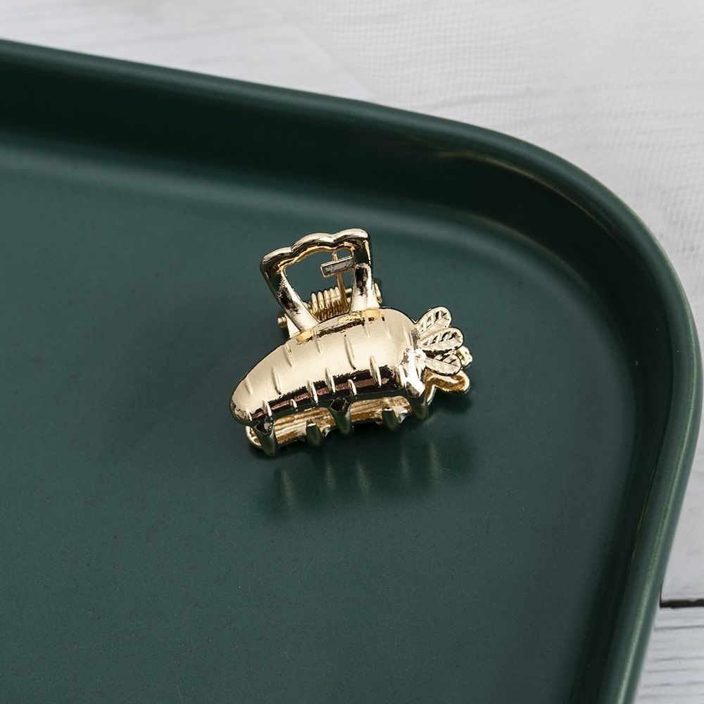 Fashionable and retro gold alloy mini side bangs small gripper, texture metal shell hair clip and gripper Application Scenario