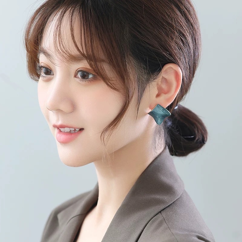 The same style of earrings as the Internet celebrity, European and American irregular geometric oil-dripping large earrings, 2026 new bestseller fashion stud earrings and earrings detail image 3