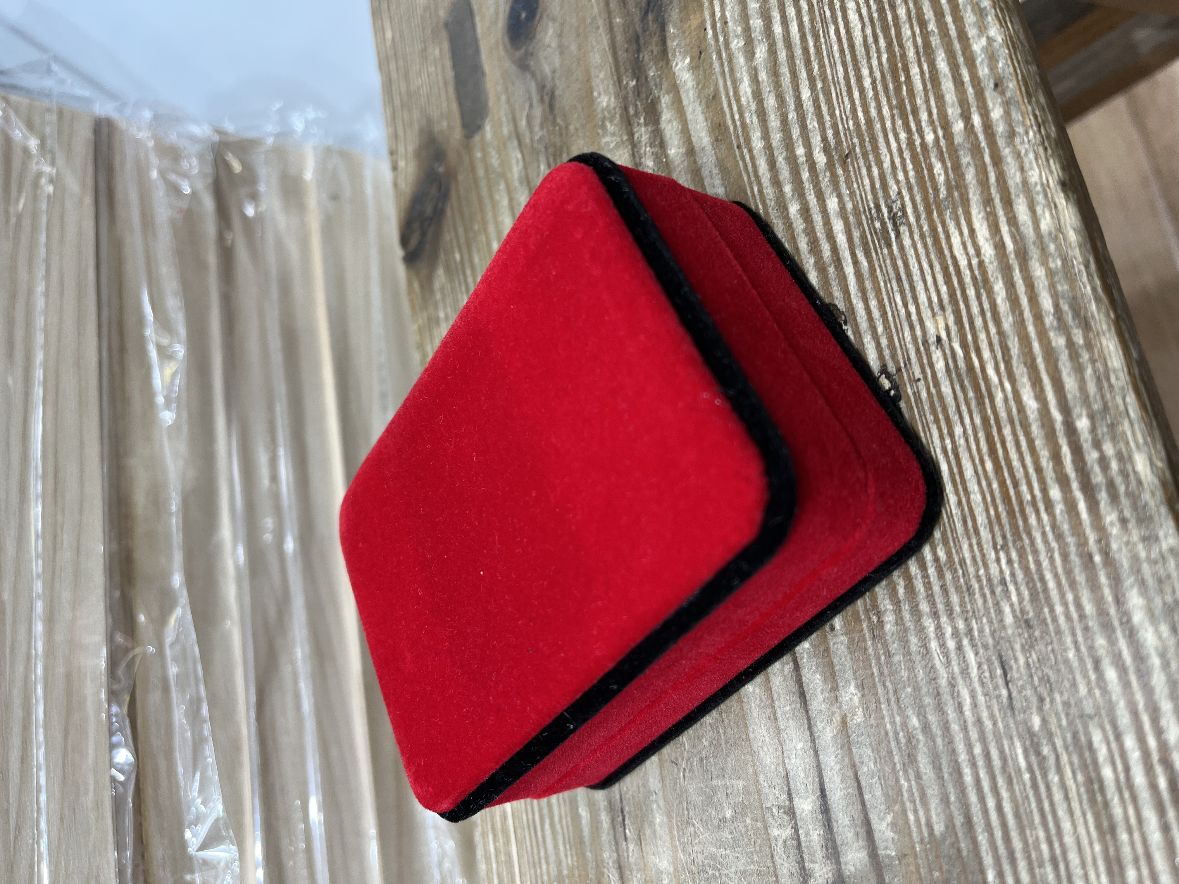 红色黑边圆角吊坠绒盒
#首饰盒包装盒#吊坠盒#饰品盒详情图3