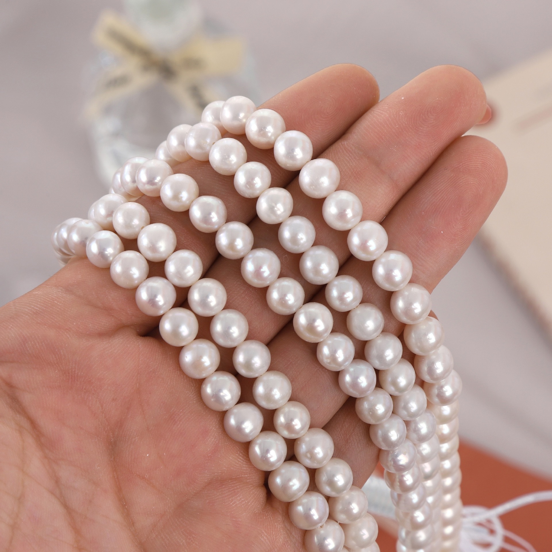 أما قطع اللؤلؤ الصغيرة من اللؤلؤ الطبيعي للمياه العذبة الطبيعية في أكويا، وهي ذات جودة عالية من حيث التكلفة، فيُشار إليها بألوان متعددة كقطع من رز الأرز details Picture