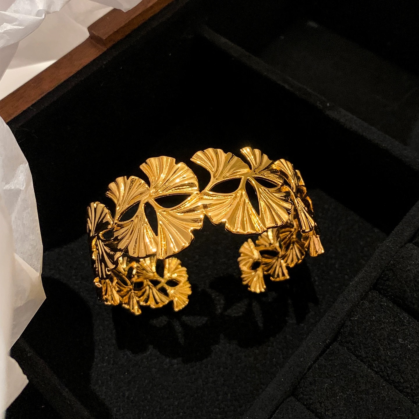 Open golden Ginkgo flower bracelet for women 2026 New style, high-end, light luxury, niche, exquisite, beautiful and unique jewelry detail image 6