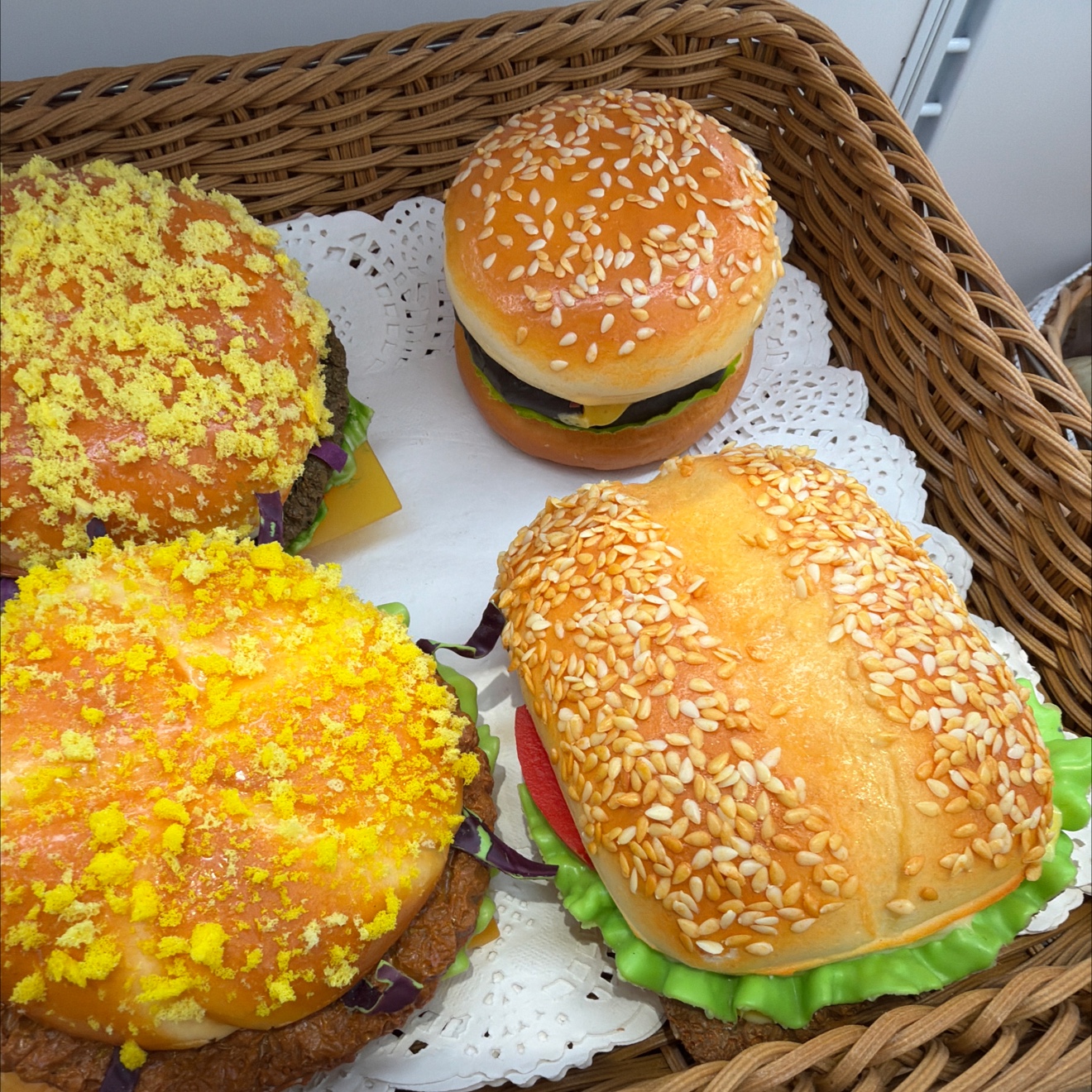 Realistic hamburger simulation, a stress-relieving magic tool, creative food toys, fridge magnets, furniture and decoration, food toys, food toys details Picture