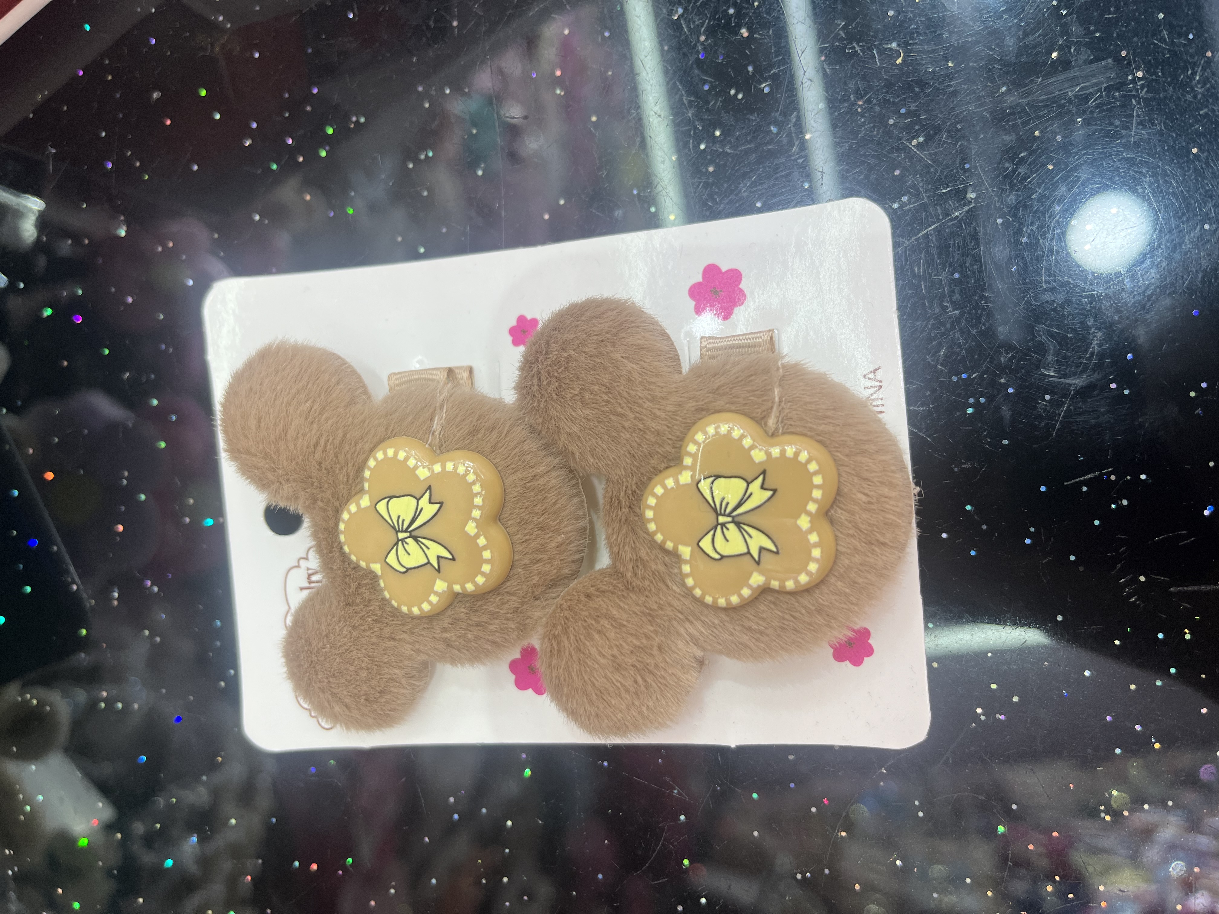 夹子小巧轻便，以金属、塑料等制成，可夹固纸张、衣物、头发等，结构简单实用，款式多样，兼具固定与装饰作用，日常随处可用，便