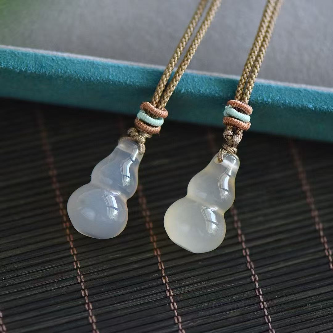 Ice-type chalcedony gourd pendant, crystal agate, ice-transparent gourd neck pendant, men's and women's accessories, Fortune and prosperity agate jade pendant, jade accessories, peace and good fortune pendant details Picture
