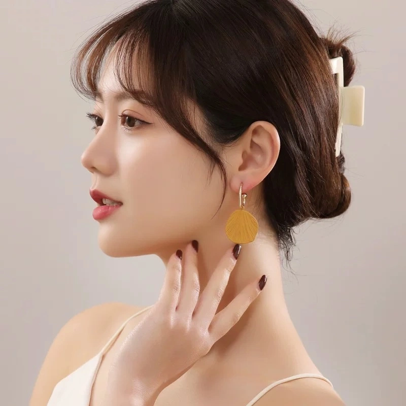 Korean Internet celebrity stud earrings, retro Hong Kong-style green leaf earrings, 2026 new bestsellers, exaggerated large-sized earrings and earrings detail image 4