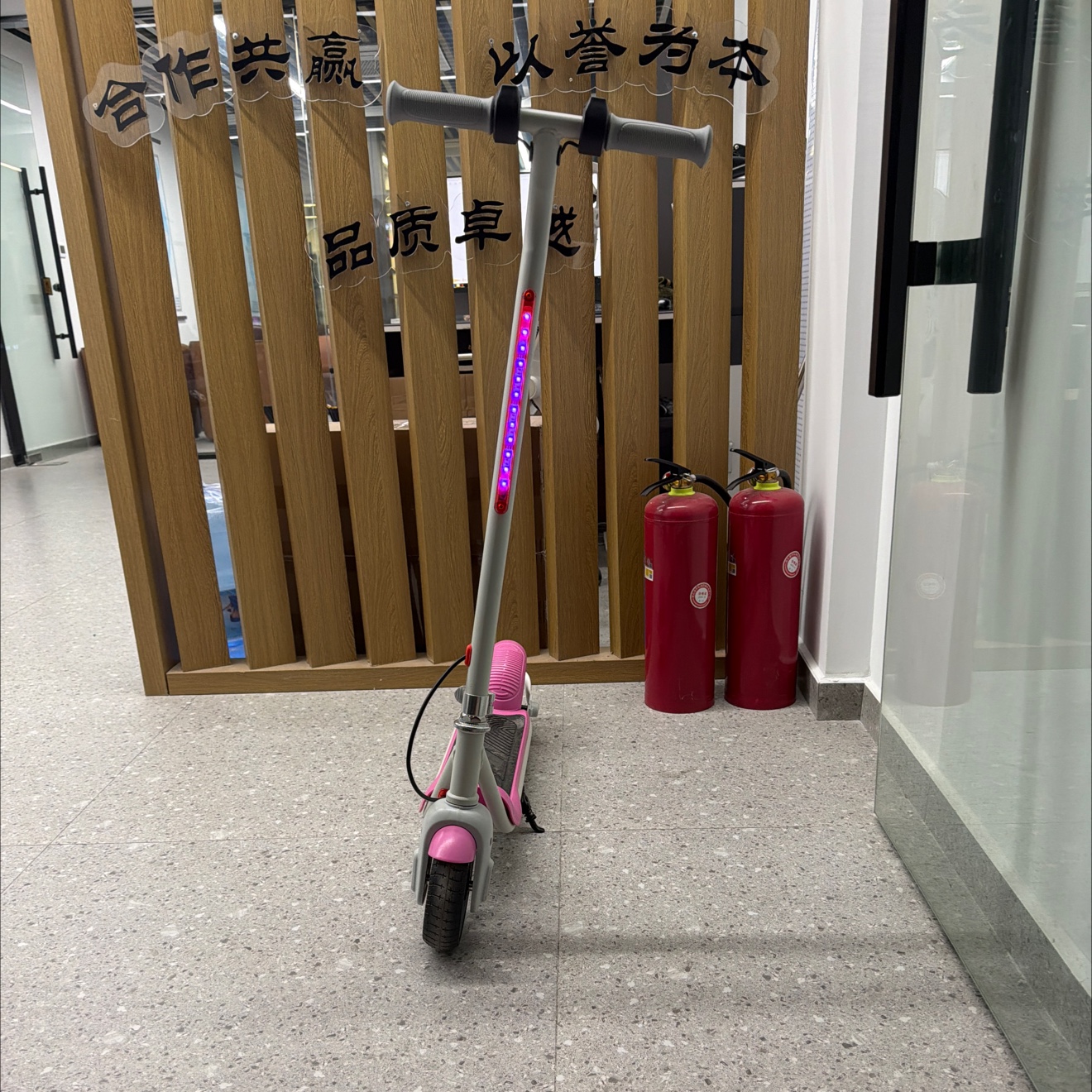 儿童电动滑板车青少年25.2V充电细节图