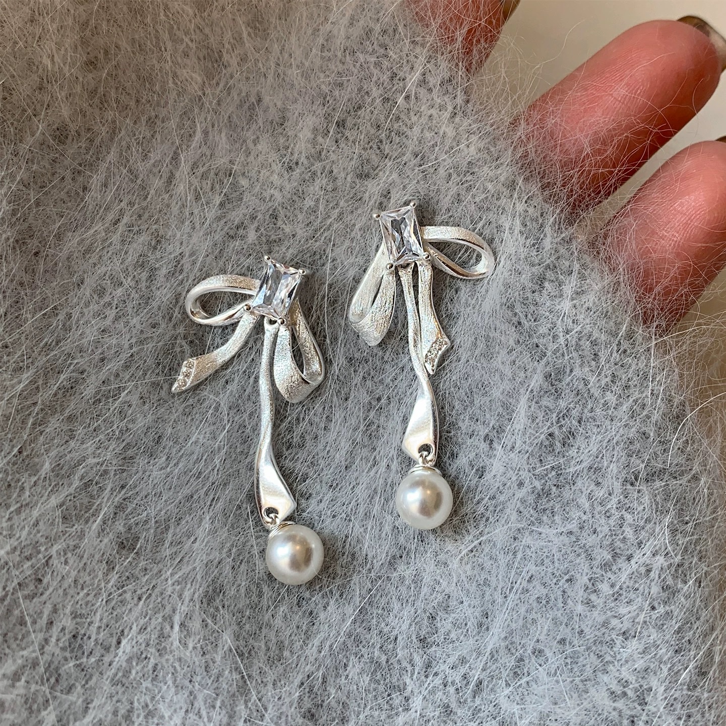Ribbon bow earrings for women are unique and beautiful 2026. They are extremely good-looking and have a high-end feel. Tassel earrings, pendants, and earrings