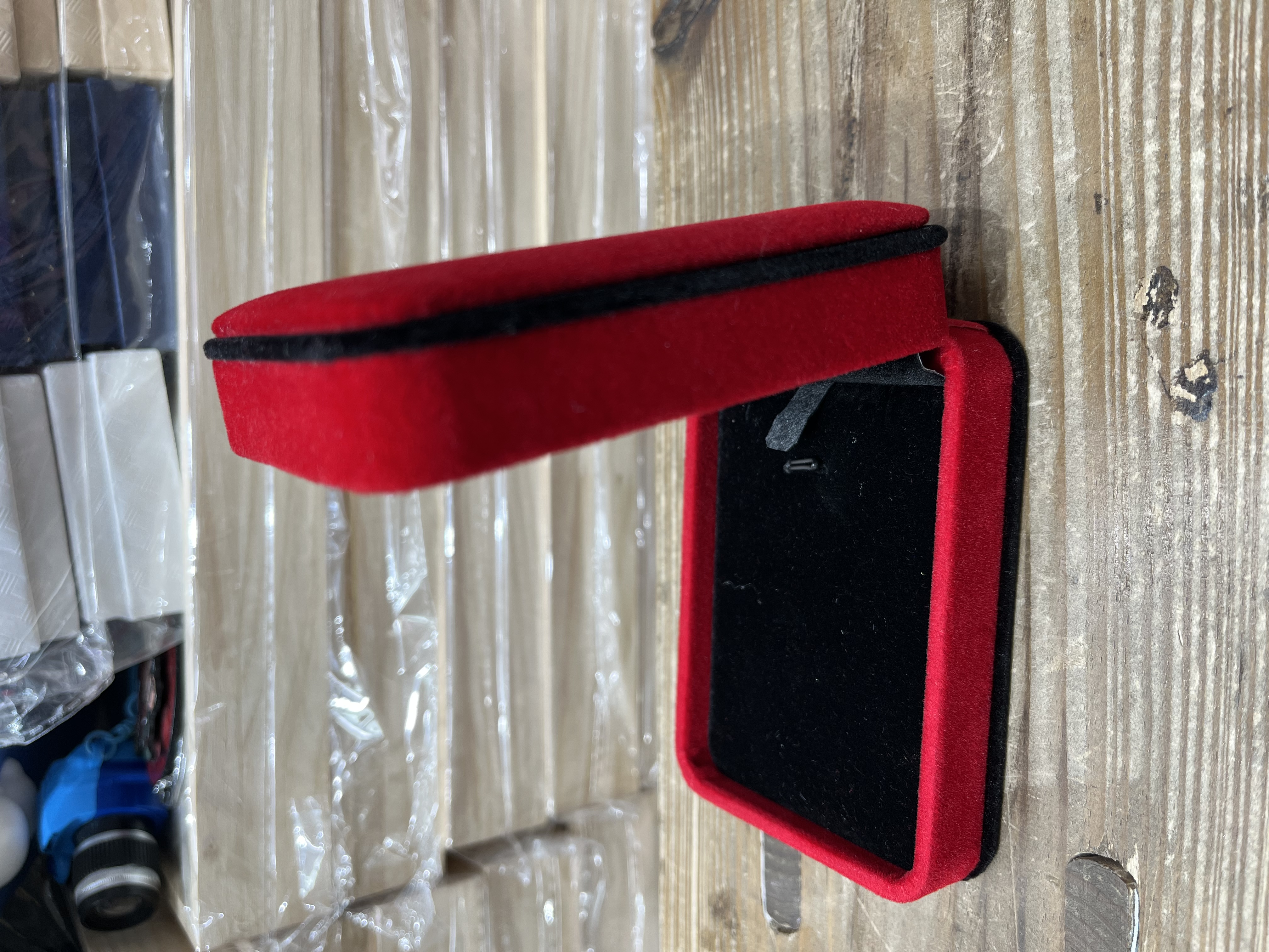 红色黑边圆角吊坠绒盒
#首饰盒包装盒#吊坠盒#饰品盒详情图2