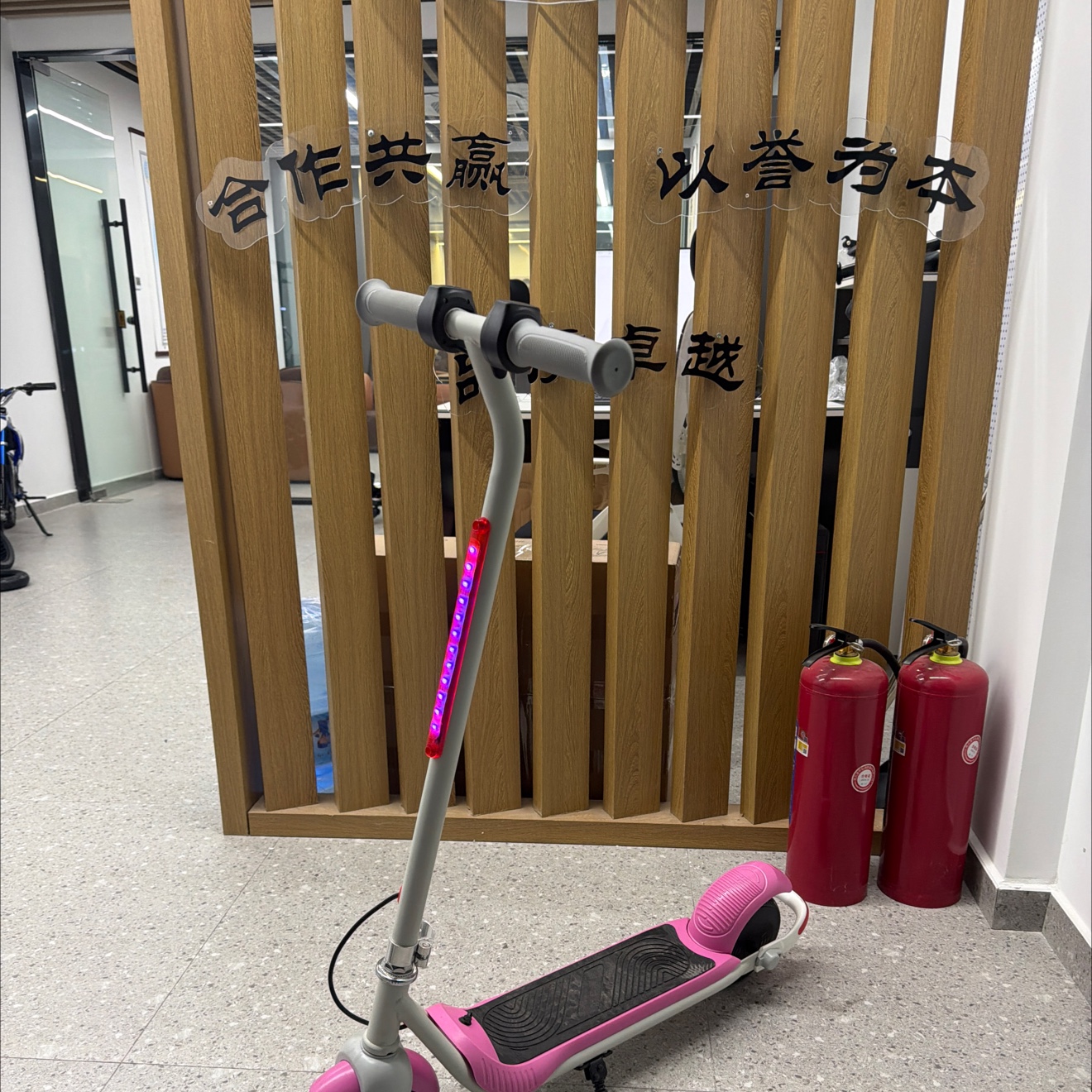 儿童电动滑板车青少年25.2V充电产品图