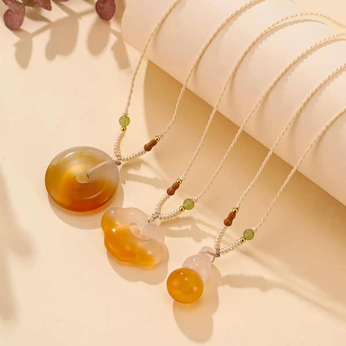 Natural agate cloud lock peace buckle, chalcedony three-dimensional gourd pendant necklace, women's high ice style, niche collarbone chain