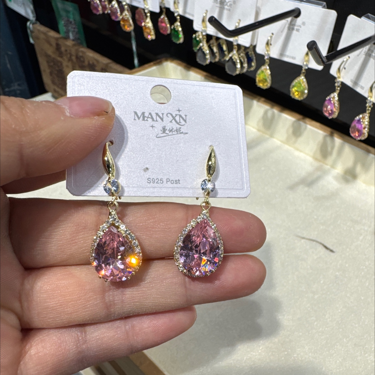 时光倾吐的密语，藏在这对耳饰里.繁复雕花，是旧时光馈赠的礼物，戴上它，走向馥郁的复古之境