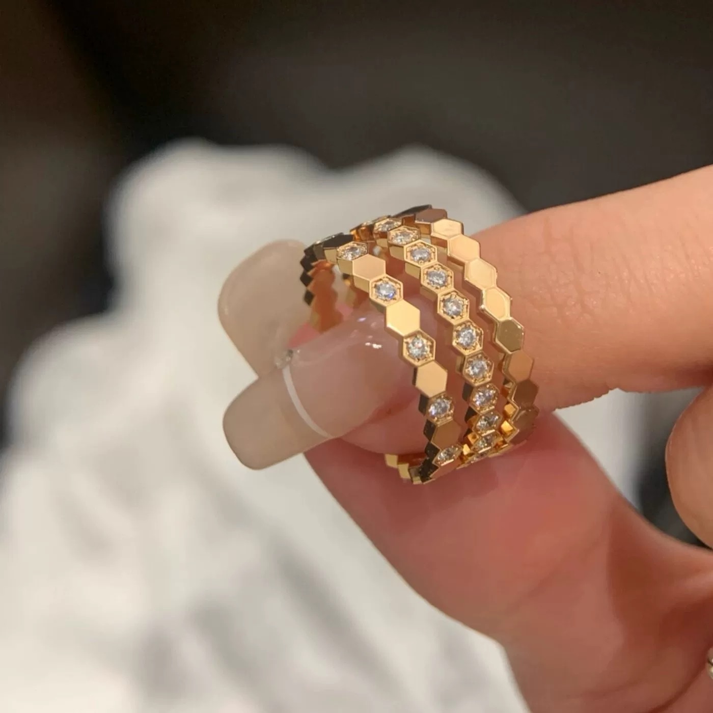 The star-style honeycomb ring is fashionable and versatile, the same as Wu Qianyu's high-end quality, a popular bestseller Application Scenario