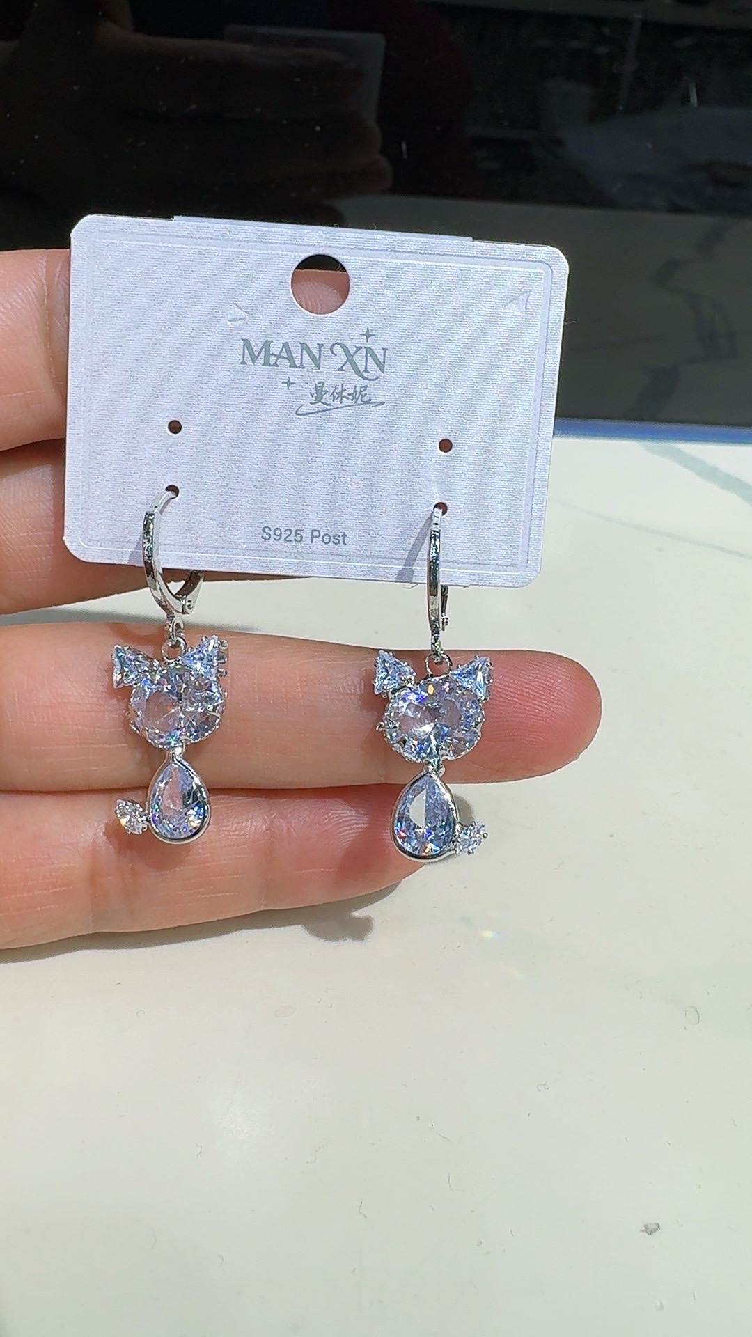 戴上心爱的耳饰 让平凡的日子闪闪发光.
珍珠与锆石碰撞 绝美不撞款.饰品