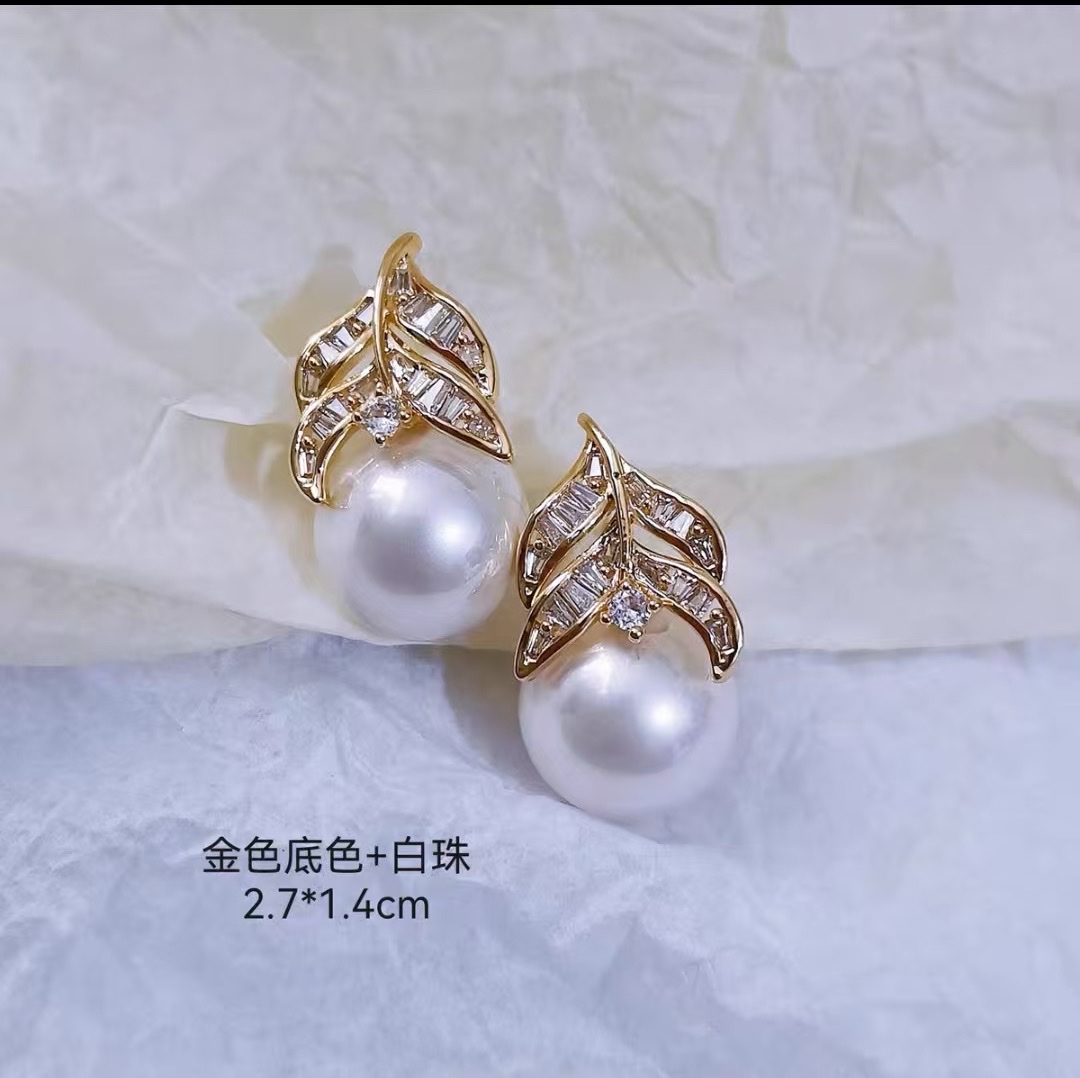 流行饰品高级感耳环，金色珍珠。