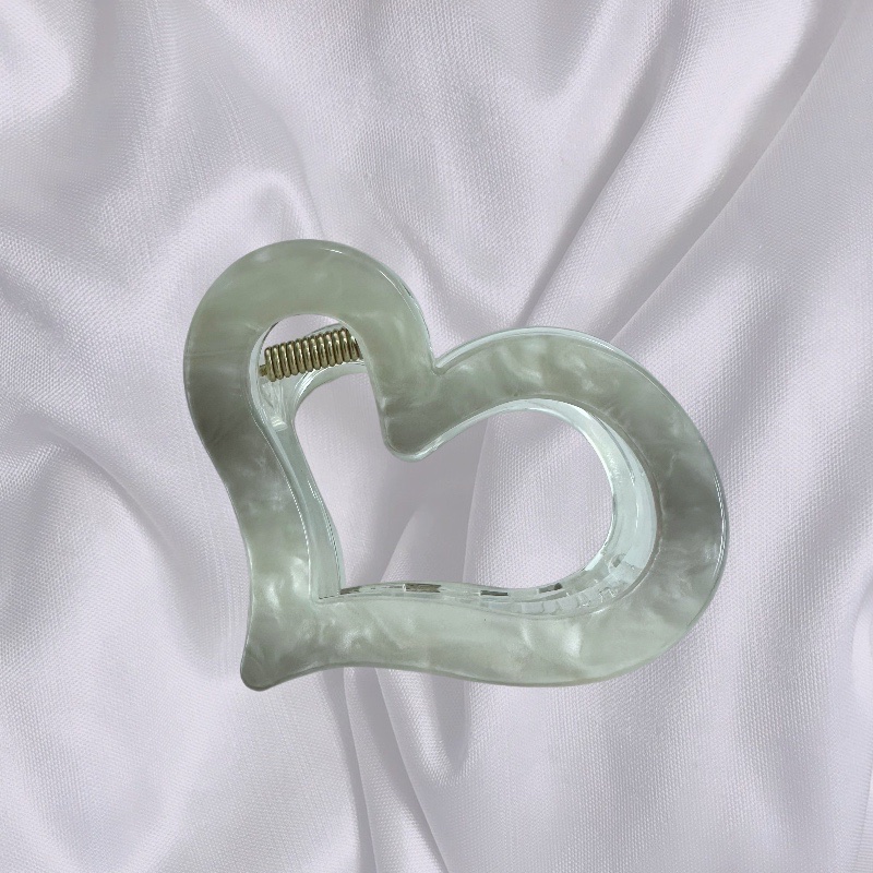 Yuzu Mi accessories, with a gradient water pattern style, heart-shaped hair clips and shark clips, are fresh and high-end hair accessories for the back of the head Application Scenario