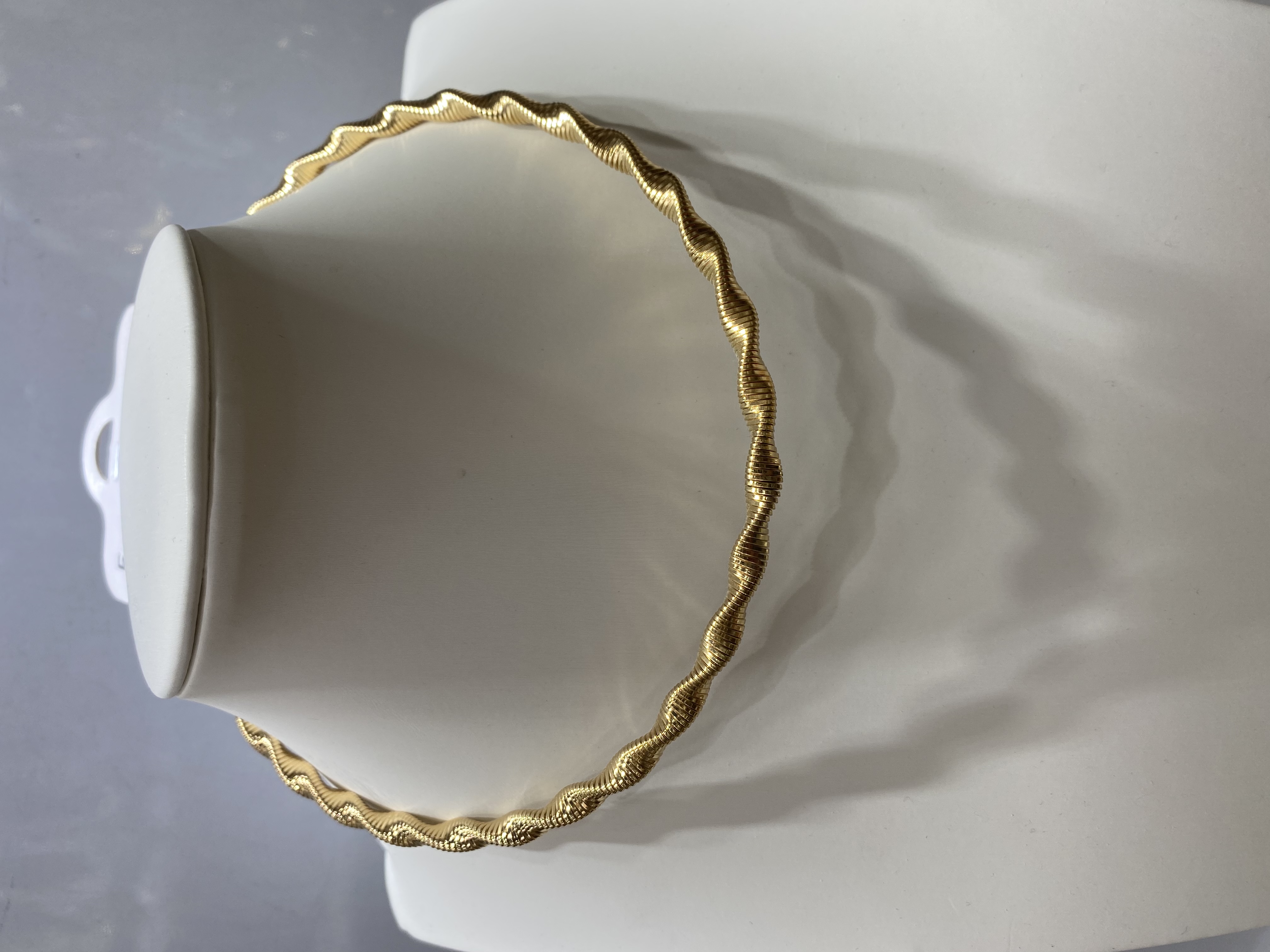 时尚、流行、水波纹、项圈，金属材质，保色持久，服饰百搭，时尚潮流，新颖。