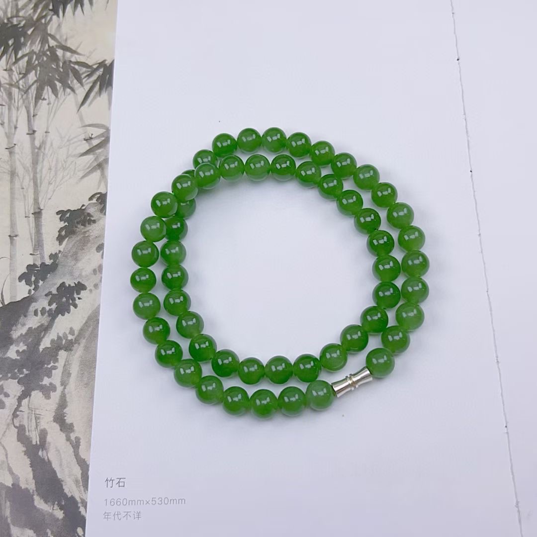 和田玉-老料菠菜绿碧玉圆珠项链


老料油润细腻，颜色浓郁，辣绿，料子干净，无黑点，超高性价比。
上身效果典雅大方~
圆详情图4