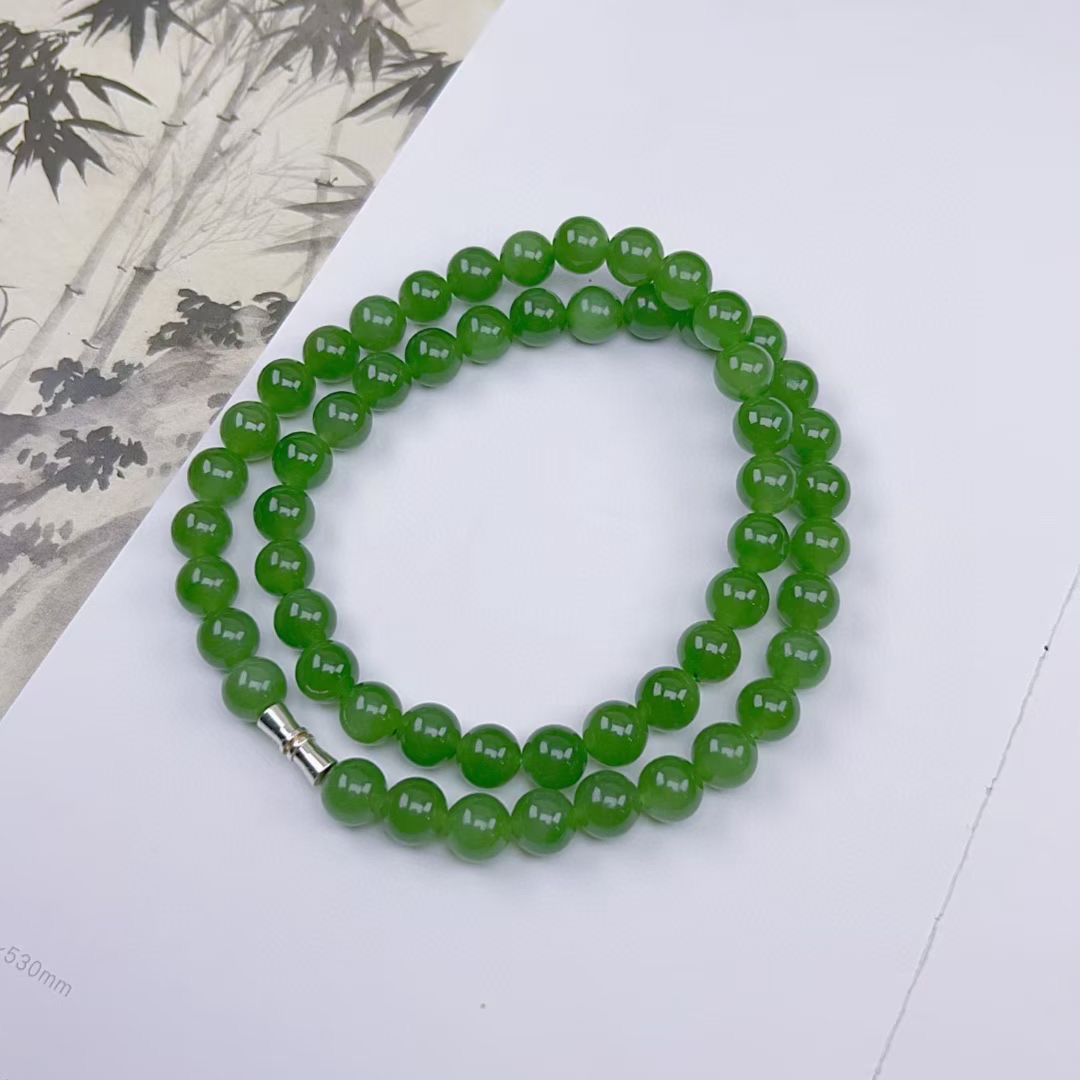 和田玉-老料菠菜绿碧玉圆珠项链


老料油润细腻，颜色浓郁，辣绿，料子干净，无黑点，超高性价比。
上身效果典雅大方~
圆细节图