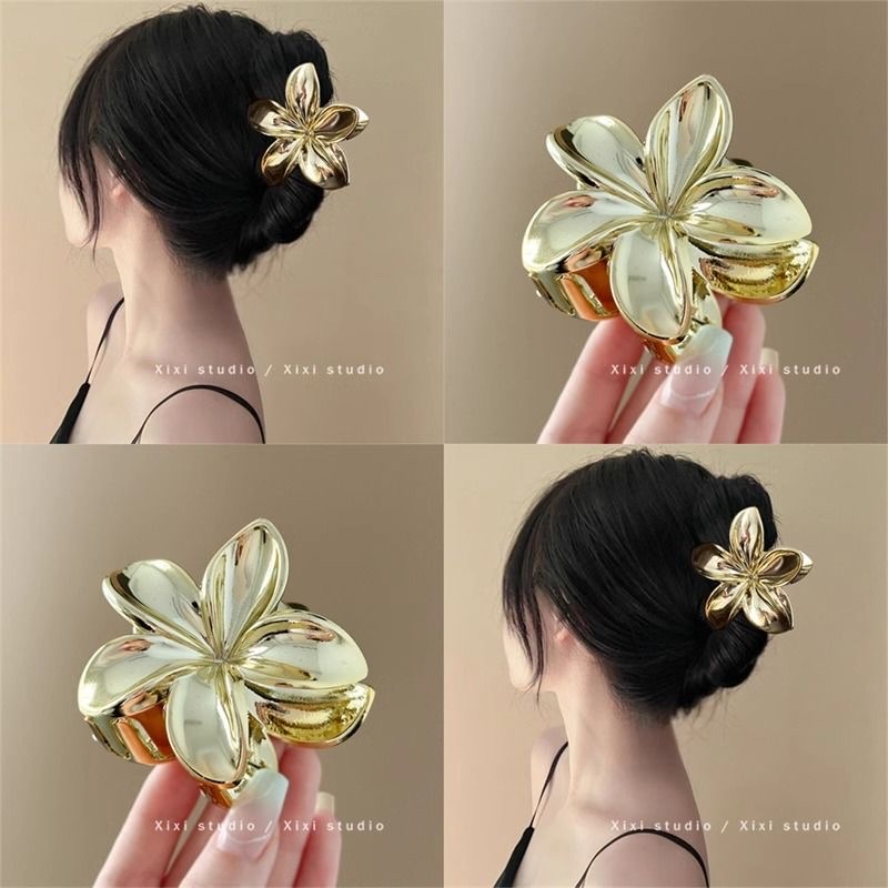 The new small chanel-style egg flower claw clip features a niche design. The back of the head is a wavy shark clip with a sophisticated and high-end feel