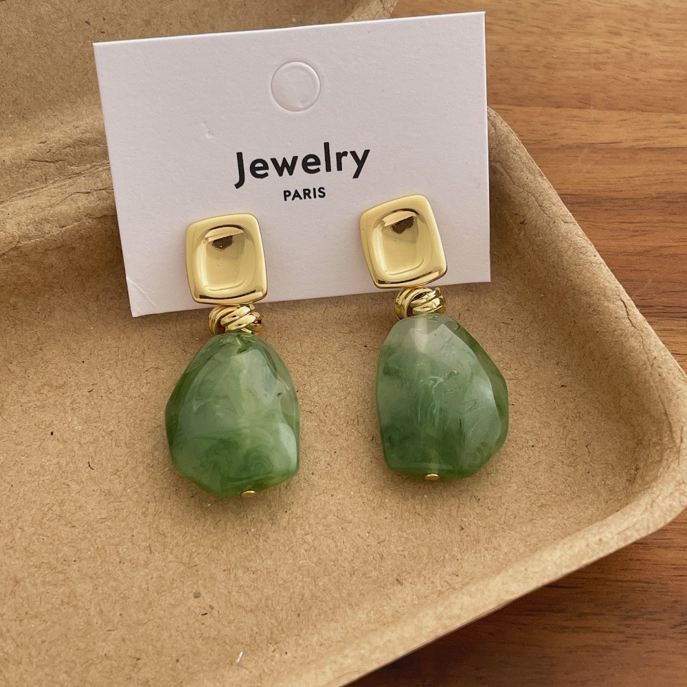 The retro amber earrings from Maillard, a niche brand, exude a sense of fashion, light luxury and high-end design. The stud earrings are elegant and stylish details Picture