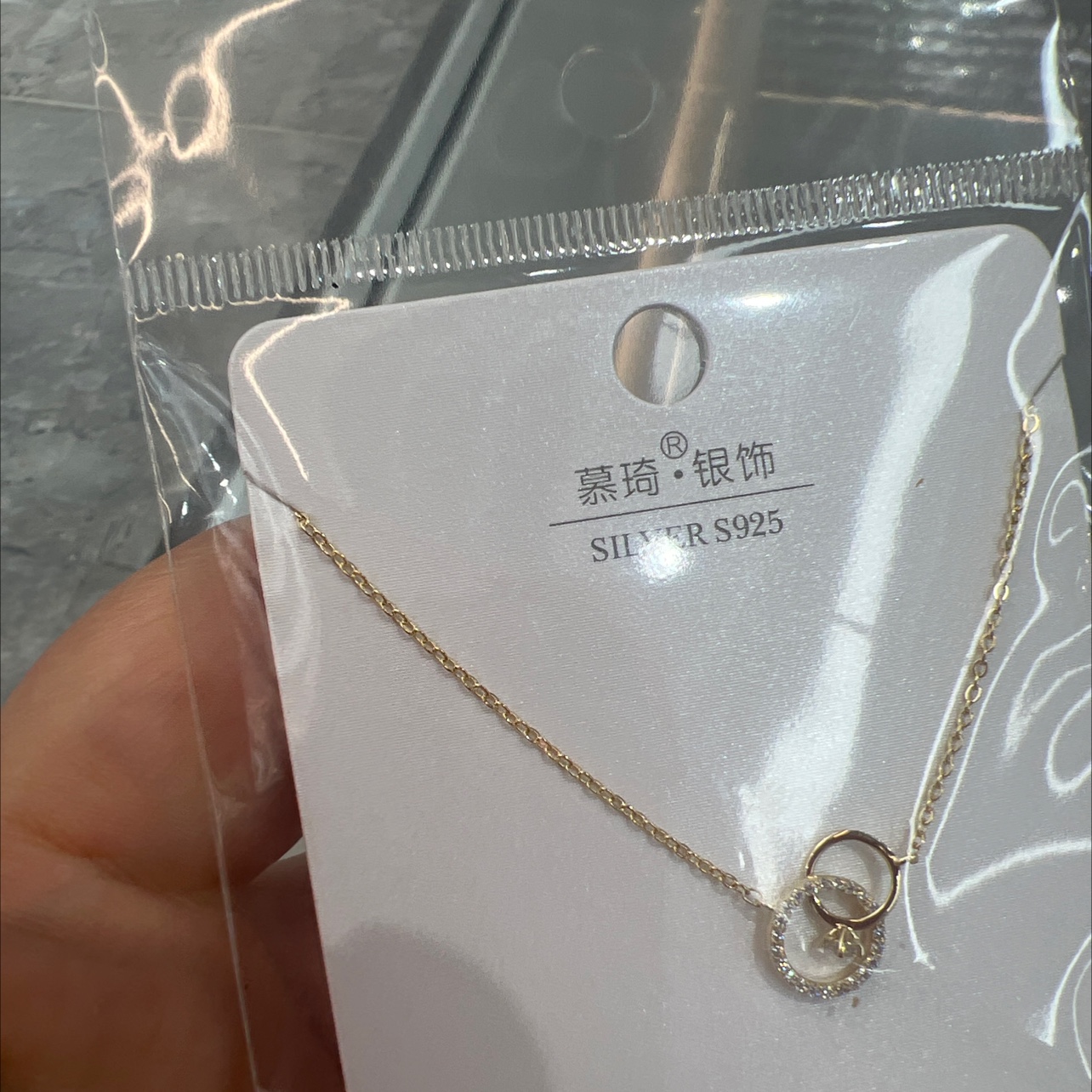 This is a minimalist necklace. I really can't put it down! The two styles, gold and silver, look extremely elegant when paired casually. Gold is warm and grand, especially suitable for pairing with light-colored clothes, instantly transforming you into a gentle one. detail image 2