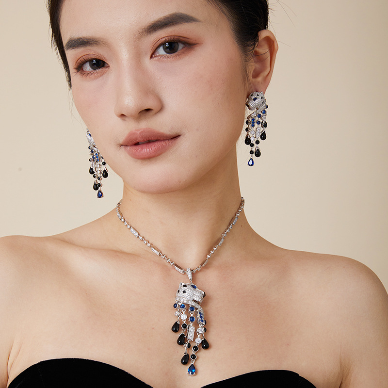 New cross-border trade leopard tassel necklace, gold-plated black glaze exaggerated leopard pendant, personalized men's and women's sweater chain Item Picture