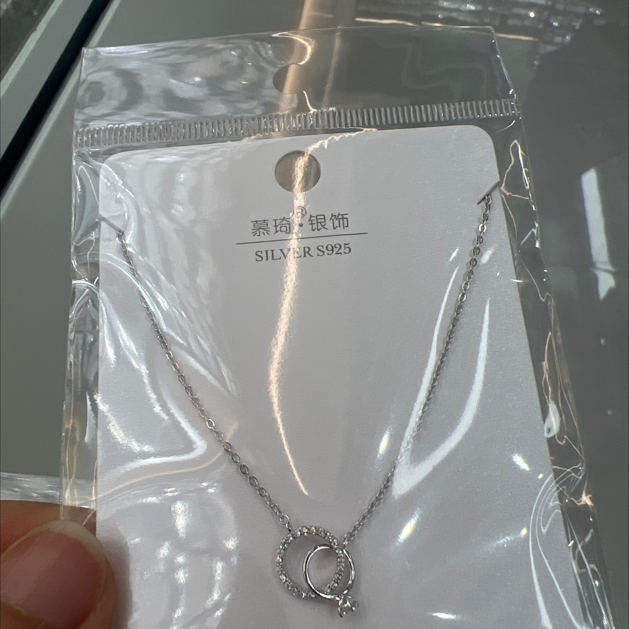 This is a minimalist necklace. I really can't put it down! The two styles, gold and silver, look extremely elegant when paired casually. Gold is warm and grand, especially suitable for pairing with light-colored clothes, instantly transforming you into a gentle one.