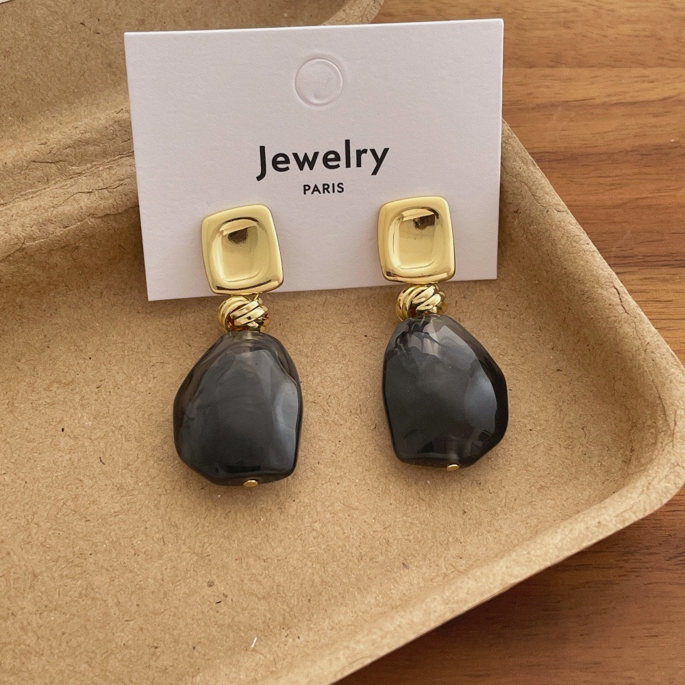 The retro amber earrings from Maillard, a niche brand, exude a sense of fashion, light luxury and high-end design. The stud earrings are elegant and stylish Item Picture