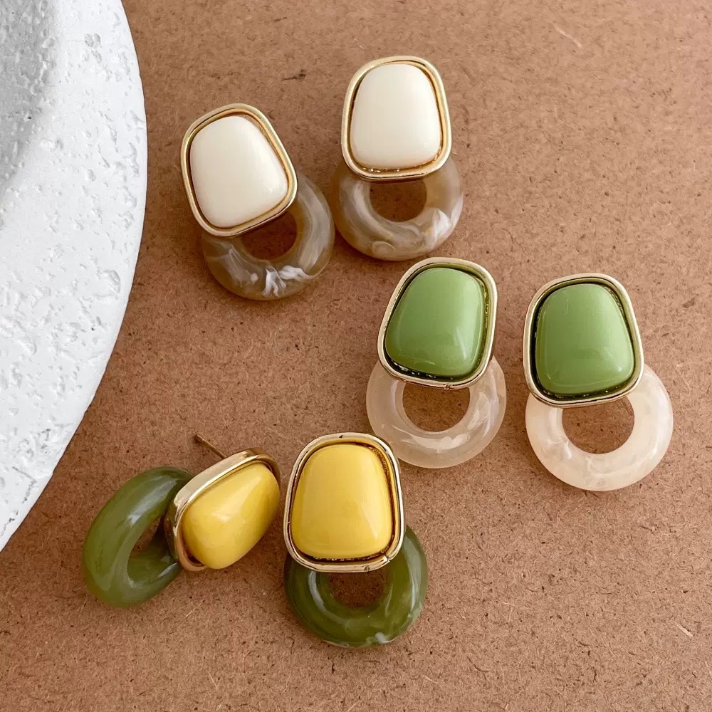 Korean-style contrasting color geometric resin hollowed-out ring earrings, a light luxury, simple and fashionable, elegant and versatile ear stud accessory for women
