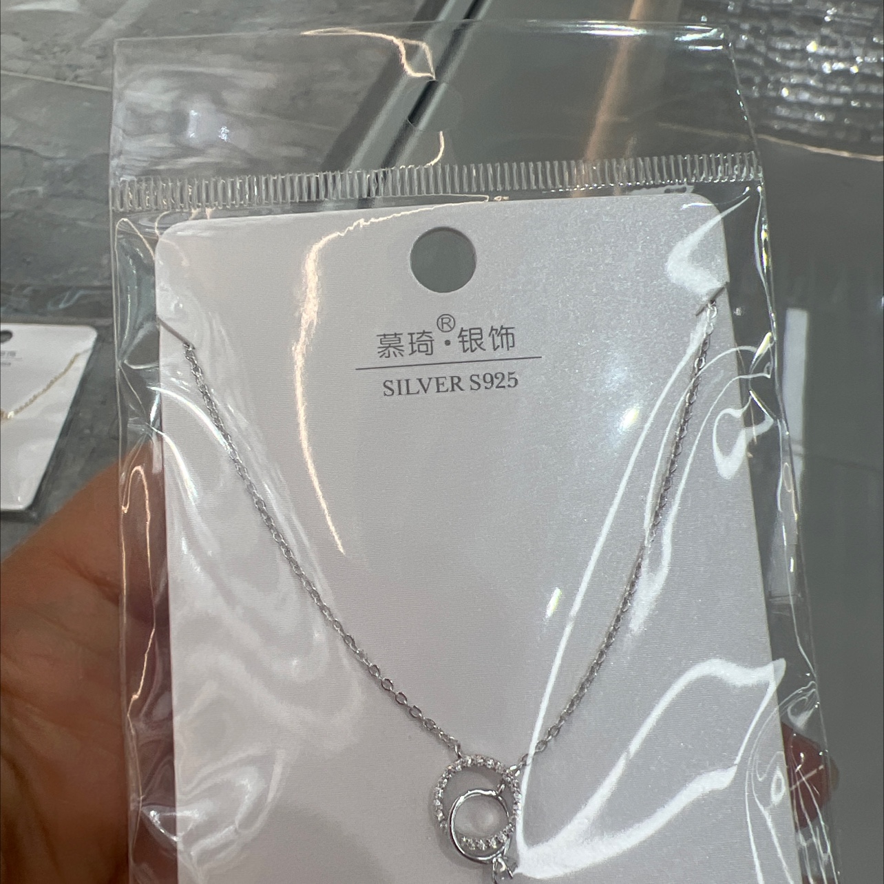This is a minimalist necklace. I really can't put it down! The two styles, gold and silver, look extremely elegant when paired casually. Gold is warm and grand, especially suitable for pairing with light-colored clothes, instantly transforming you into a gentle one. detail image 3