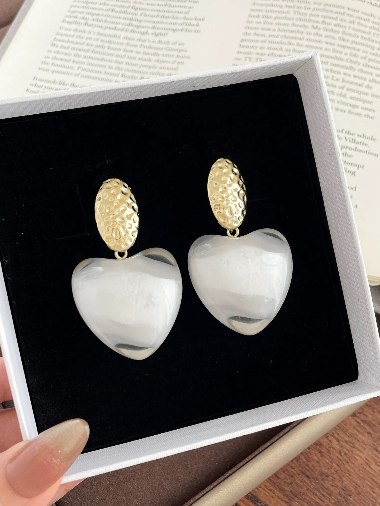 Zhang Yue and Ma always have the same style of white resin large heart-shaped earrings, exaggerated rose pink heart-shaped earrings, stud earrings and earrings for women