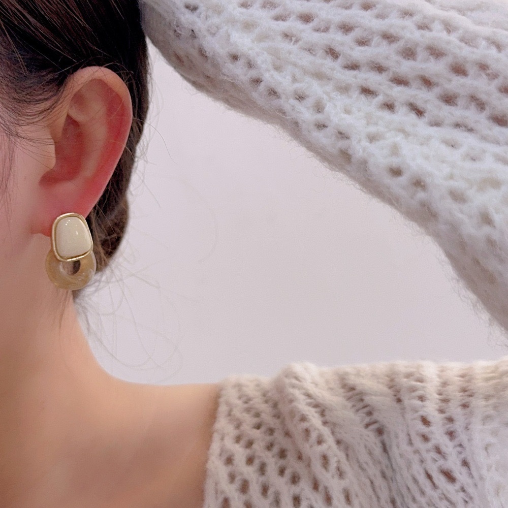 Korean-style contrasting color geometric resin hollowed-out ring earrings, a light luxury, simple and fashionable, elegant and versatile ear stud accessory for women Specification image