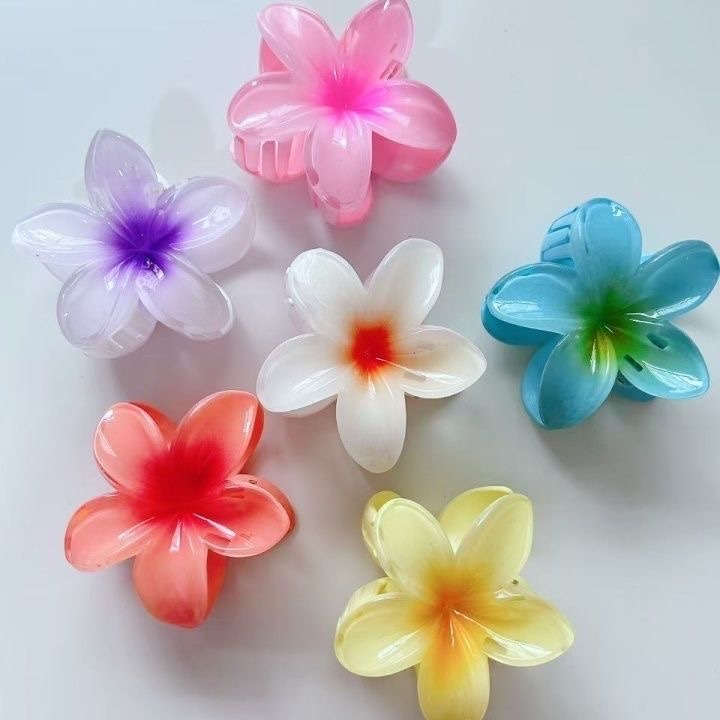 Hair clip frangipani set, flower fashion vacation, shark hair accessory for the back of the head, three-piece set, flower hair clip Application Scenario